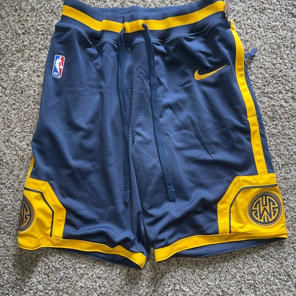 lakers shorts nike lebron